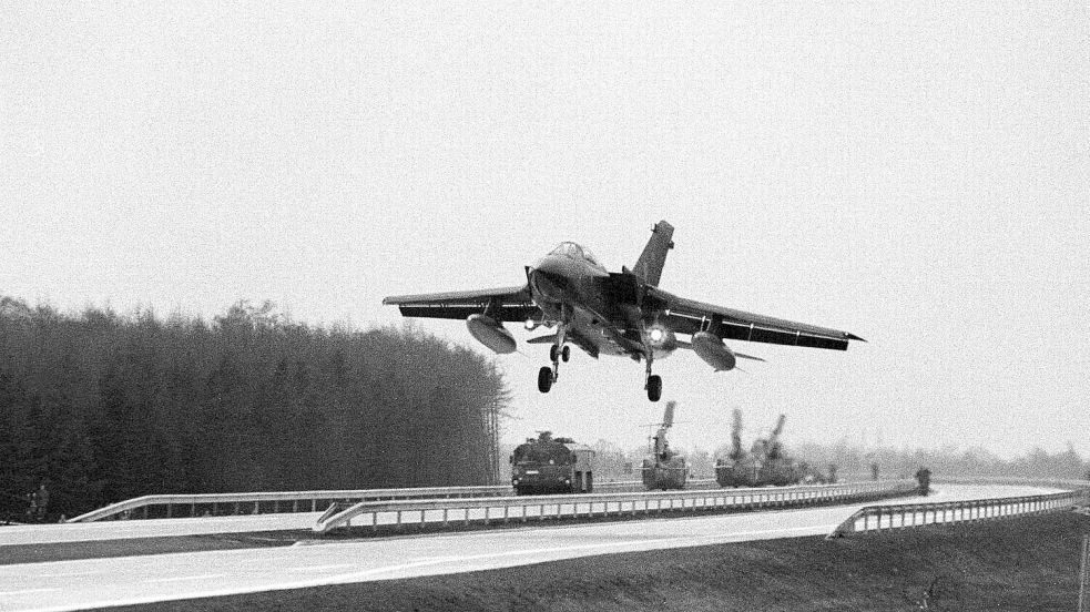 Ein Tornado der Luftwaffe auf der Autobahn bei Ahlhorn während der Übung „Operation Highway” im Jahr 1984.. Foto: Bundeswehr/Mathias Zins