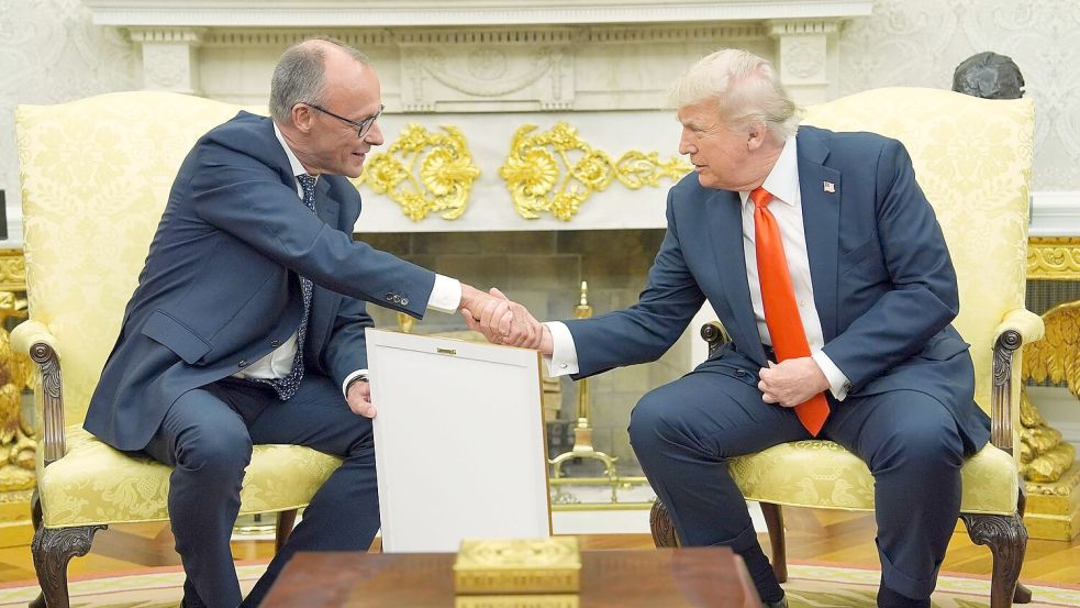 Merz übergab das Gastgeschenk im Oval Office. Foto: Evan Vucci/AP/dpa