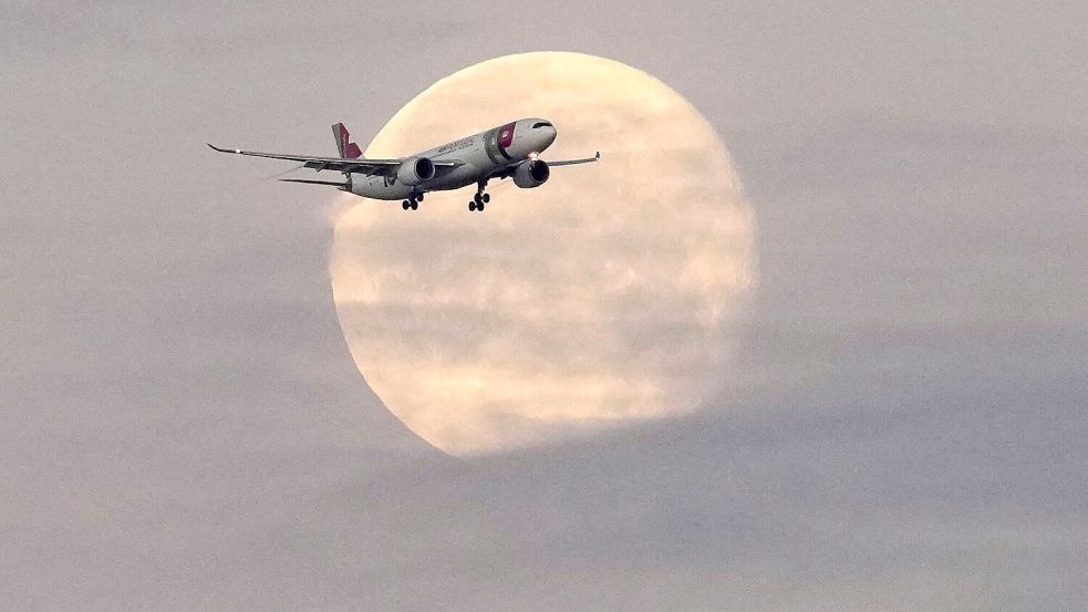 Geht es nach den großen Airlines und der EU-Kommission, sollen Reisende bald erst ab fünf Stunden Verspätung Anspruch auf Entschädigung haben. Foto: Armando Franca/dpa/AP