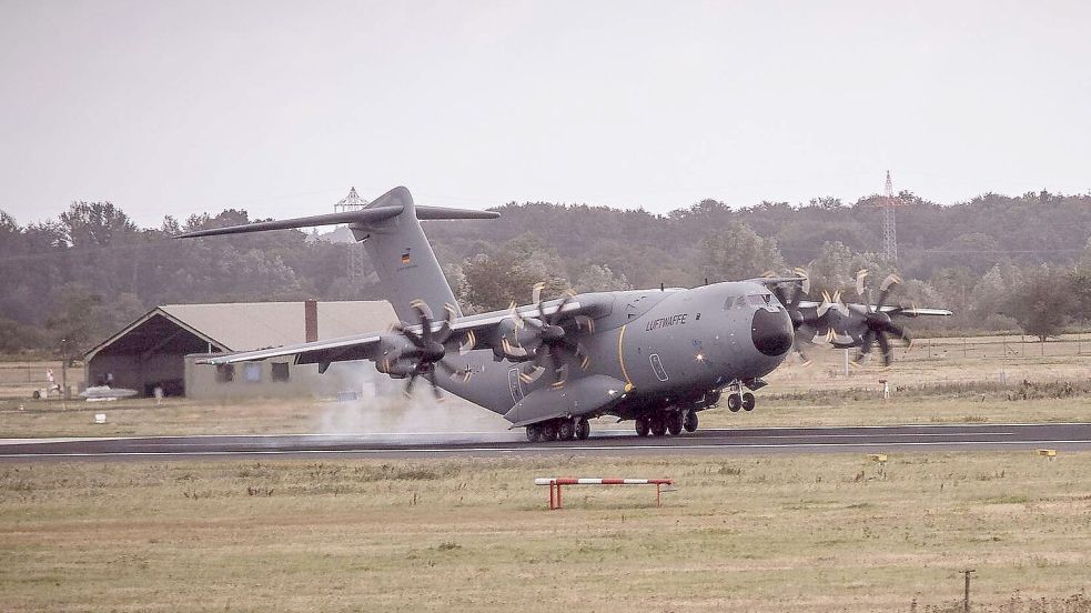 Der A400M beim „Touchdown“ auf dem Fliegerhorst Schleswig. Foto: Bundeswehr/Falk Bärwald