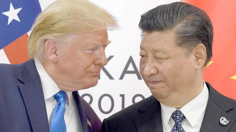 Inmitten des schweren Handelskonflikts zwischen den USA und China haben Donald Trump und Xi Jinping (r) miteinander telefoniert. (Archivbild) Foto: Susan Walsh/AP/dpa