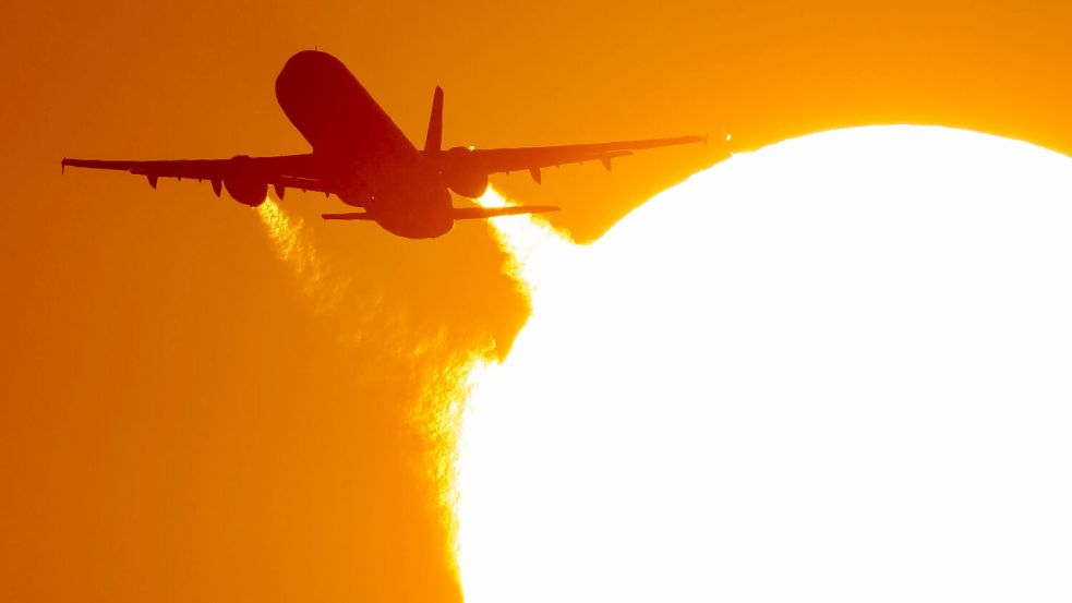 Die Vorfreude auf den Urlaub ist groß - bis stundenlange Verspätungen an den Nerven zehren. (Archivbild) Foto: Boris Roessler/dpa