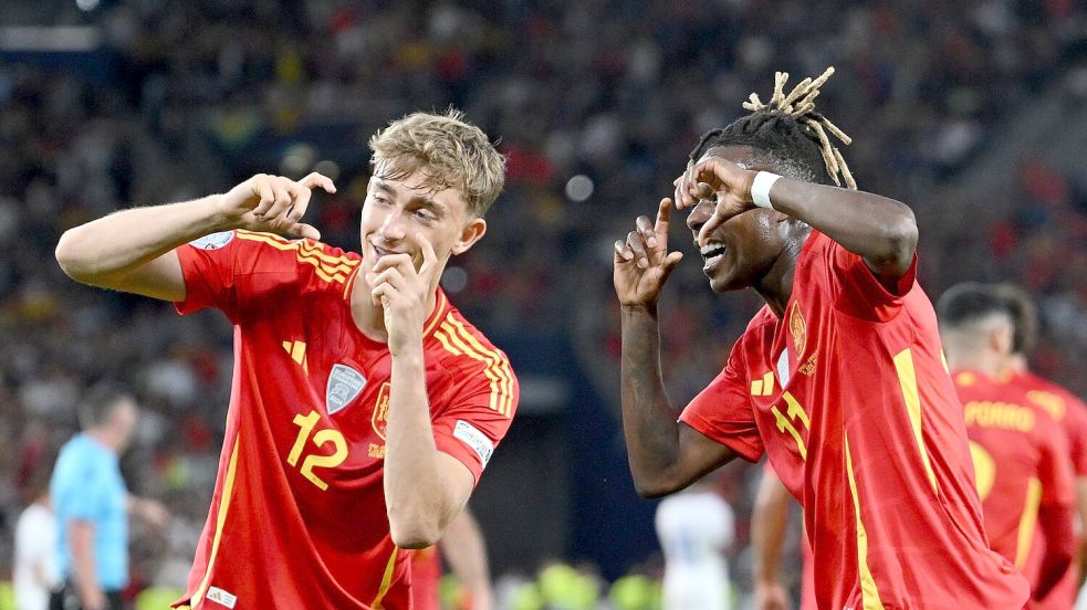 Hatten Spaß gegen Frankreich: Dean Huijsen und Nico Williams Foto: Marijan Murat/dpa