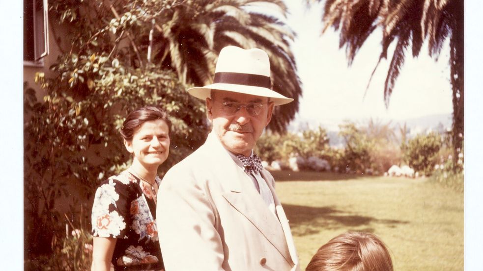 Thomas Mann mit seiner Tochter Elisabeth in einem Garten (circa 1946). Foto: ---/ETH-Bibliothek Zürich, Thomas-Mann-Archiv/dpa