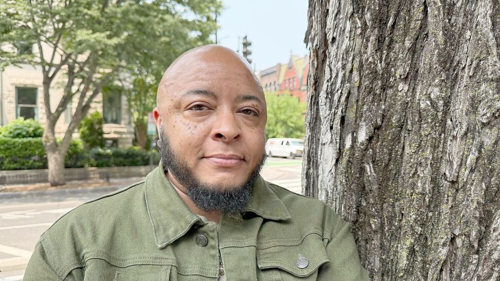 Elijah Nicholas sieht in den von der US-Regierung durchgesetzten Änderungen bei Reisepässen ein Sicherheitsrisiko für Transpersonen. Foto: Franziska Spiecker/dpa