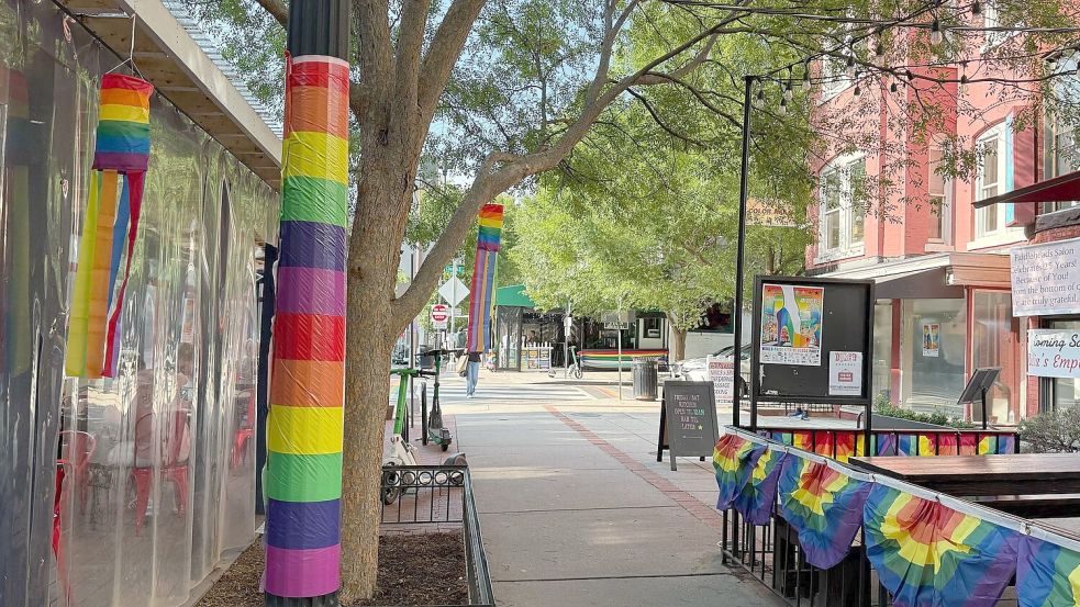 Viele Restaurants, Bars, Geschäfte und Vorgärten sind während der Worldpride mit Regenbogenflaggen dekoriert. Foto: Franziska Spiecker/dpa