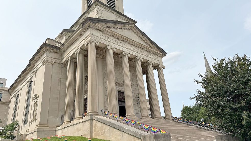 Auch vor einige Kirchen in Washington ist Regenbogen-Dekoration zu sehen. Foto: Franziska Spiecker/dpa