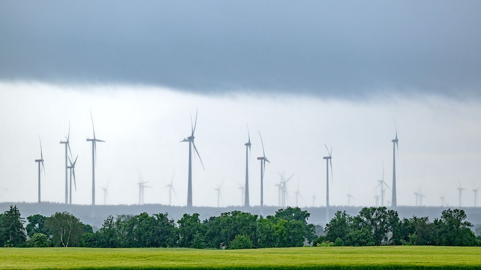 Dunkle Wolken und Regen ziehen über Ostfriesland. Dazu wird es windig. Symbolfoto: Patrick Pleul/dpa