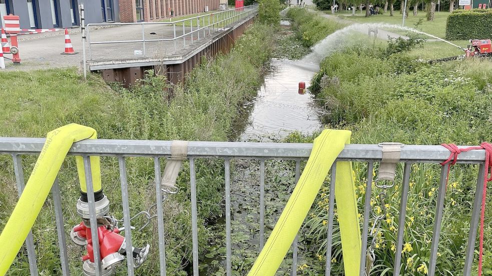 Mitglieder des Sportfischervereins Apen bergen tote Fische und setzen Wasserbelüfter ein. Foto: Gemeinde Apen/ Sczesny