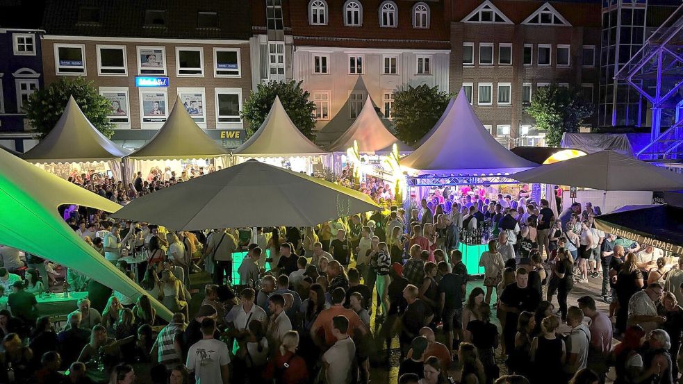 Sommerliche Atmosphäre unter Pagoden: Blick auf den Auricher Marktplatz während des Weinfestes 2024.Foto: Lasse Paulsen