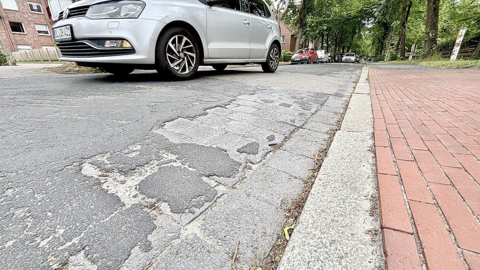 Die Annenstraße: Das alte Steinpflaster wurde einst mit Asphalt überzogen. Die Folge: Abplatzungen und Löcher. Eine neue Asphaltdecke aufzubringen würde das Problem nicht lösen. Deshalb gilt Tempo 30. Foto: Klaus Ortgies