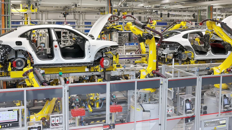 Im Porsche Werk in Leipzig laufen weiterhin Autos mit Verbrenner-Motor vom Band. Foto: dpa/Jan Woitas
