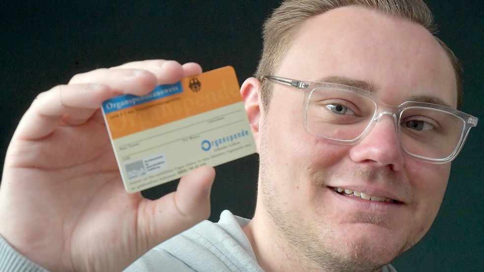 Michel Wienken aus Remels hat einige Organspende-Ausweise bei sich daheim liegen. Er verteilt sie regelmäßig an Freunde und Familie. Foto: Klaus Ortgies