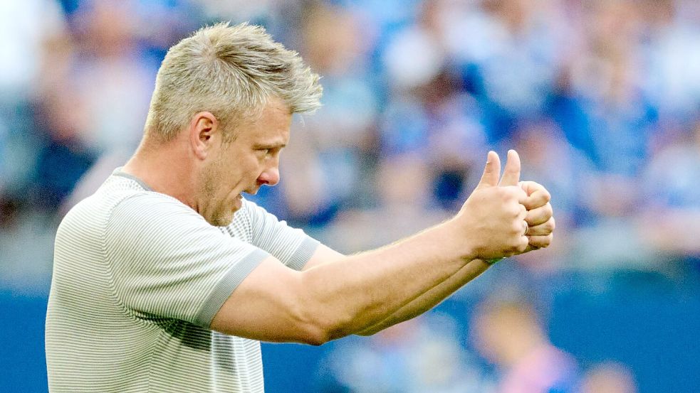 Daumen hoch für den FC Foto: Bernd Thissen/dpa