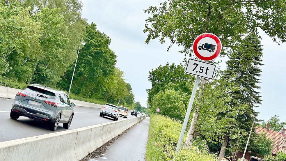 Die Brücke über die Bahngleise in Leer muss erneuert werden. Deswegen gilt dort eine Gewichtsbeschränkung. Foto: Klaus Ortgies