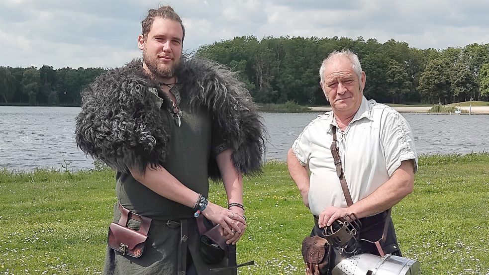 Phil Kuhlmann (links) und Peter Lapatke sind echte Mittelalterfans. Gemeinsam mit ihrem Team richten sie über Pfingsten am Badesee Grotegaste einen Phantasy & Mittelaltermarkt aus. Foto: Clarissa Scherzer