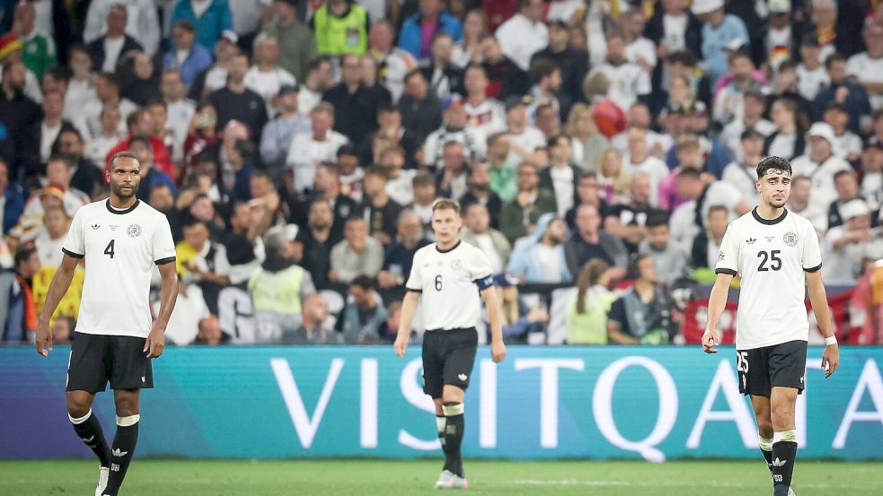 Frust nach dem Portugal-Spiel: Der Neu-Münchner Jonathan Tag (l), Kapitän Joshua Kimmich (M) und Aleksandar Pavlovic (r). Foto: Christian Charisius/dpa