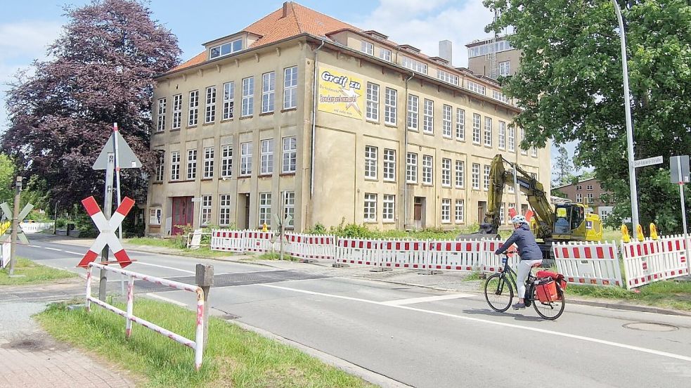 Der Bahnübergang an der Graf-Edzard-Straße in Weener wird voll für den Verkehr gesperrt. Foto: Tatjana Gettkowski