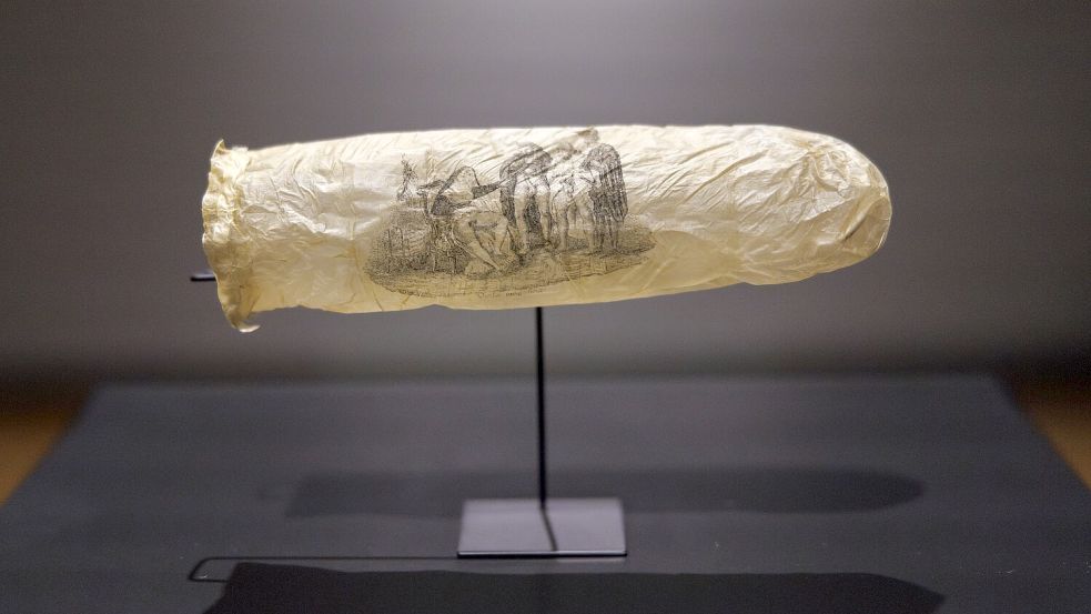 Das Amsterdamer Rijksmusuem zeigt ein 200 Jahre altes Kondom mit Erotik-Aufdruck. Foto: dpa / Rijksmuseum / Kelly Schenk