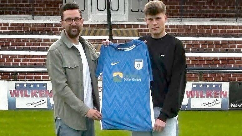 Papenburgs Sportvorstand Viktor Knoll (links) freut sich über die Zusage von Luca Kaput (rechts). Foto: BW Papenburg