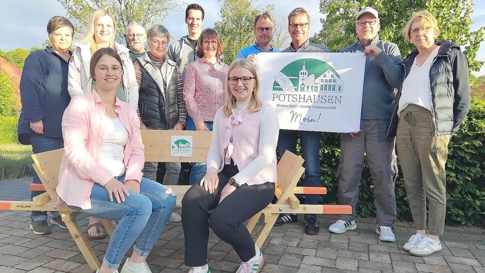 Dirka Janssen (vorne, von links) , Fenna Coordes, (hinten von links) Stefanie Hanekamp, Amke Janssen, Karl-Heinz Kempen, Tekla Holl, Tammo Hinken, Helga Meyer, Dirk Gruben, Wiard Meyer, Klaus Dick, Anna Pietrowski stehen in den Startlöchern für Runde zwei. Foto: Clarissa Scherzer