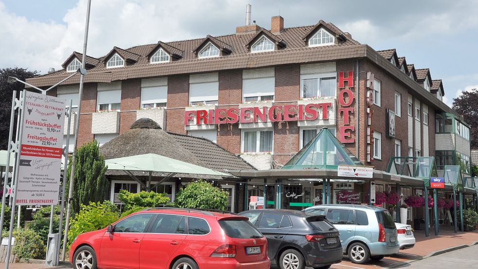 Das Hotel „Friesengeist“ im Herzen von Wiesmoor steht zum Verkauf. Der aktuelle Besitzer Goran Karic will den Betrieb weiterführend und nahtlos an seinen Nachfolger übergeben. Foto: Susanne Ullrich