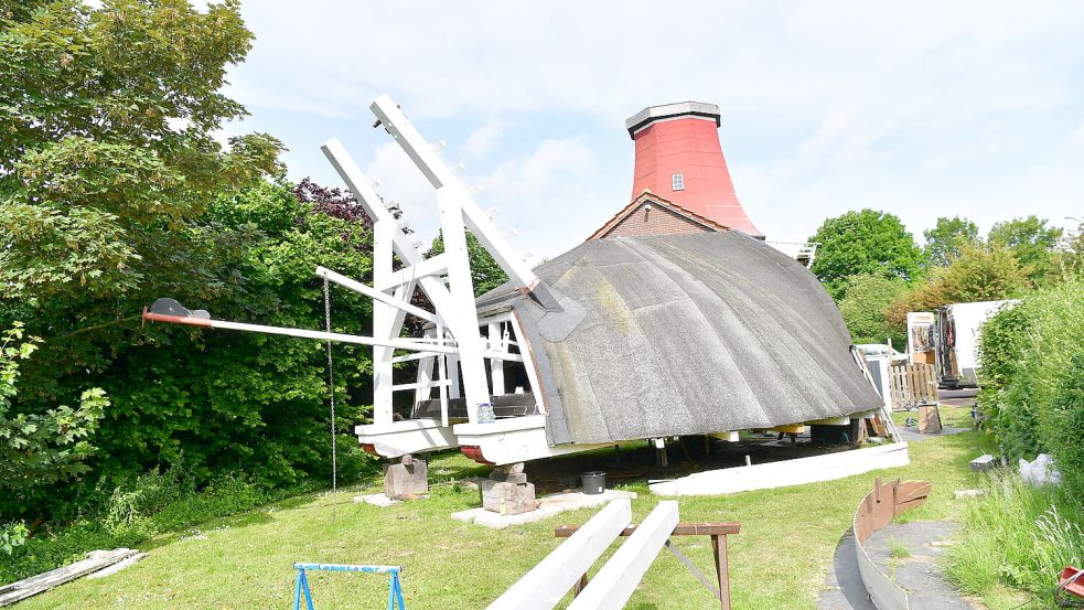 Noch liegt sie auf dem Gras, bald thront sie wieder über Greetsiel: die Kappe der Roten Mühle. Foto: Heinz Wagenaar