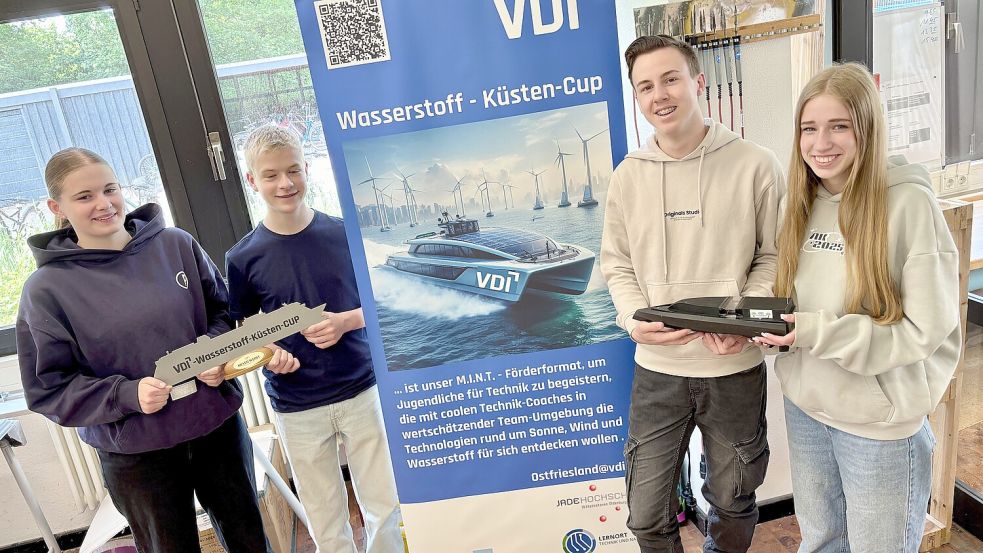 Mit ihrem Wasserstoffboot haben die Zehntklässler Lina Jelden (von links), Imko Post, Janko Pollmann und Anna-Lena Heyen beim Wasserstoff-Küsten-Cup in Düsseldorf den ersten Platz belegt. Foto: Karin Lüppen