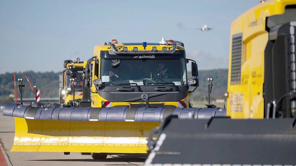 Selbstfahrende Schneepflüge könnten nach Einschätzung eines großen Herstellers in einigen Jahren eingesetzt werden. (Archivbild) Foto: Marijan Murat/dpa