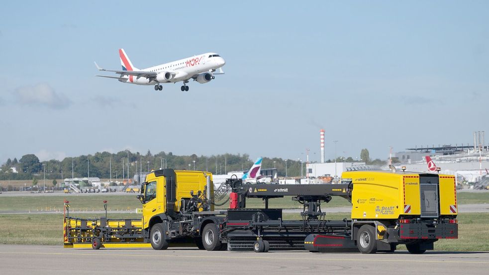 Einige Flughäfen in Deutschland wollen selbstfahrende Schneeräumfahrzeuge einsetzen. (Archivbild) Foto: Marijan Murat/dpa