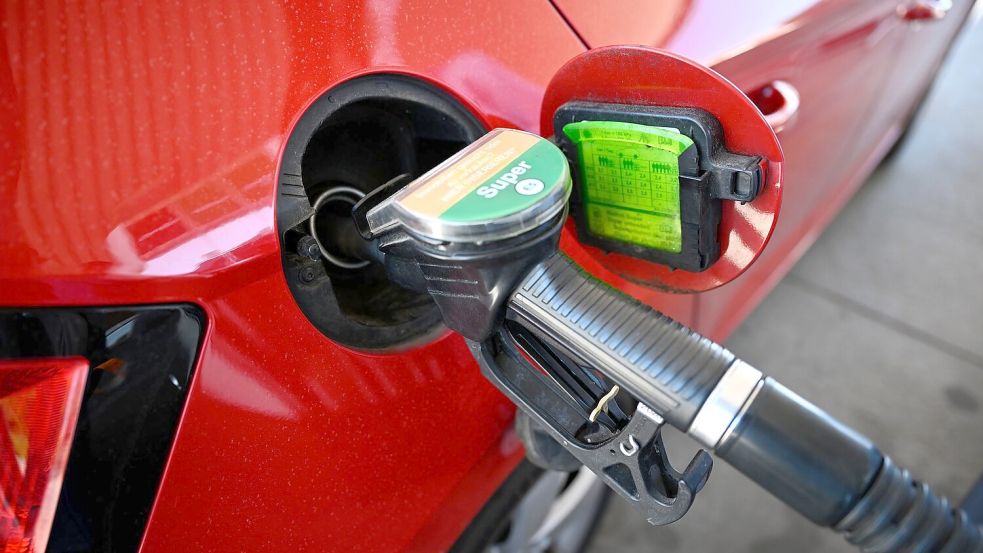 Beim Tanken verdient der Staat kräftig. Foto: Philip Dulian/dpa
