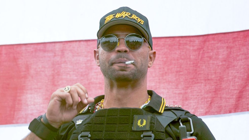 „Proud Boys“-Anführer Henry „Enrique“ Tarrio bekam die längste Haftstrafe aller Beteiligten. (Archivbild) Foto: Allison Dinner/AP/dpa