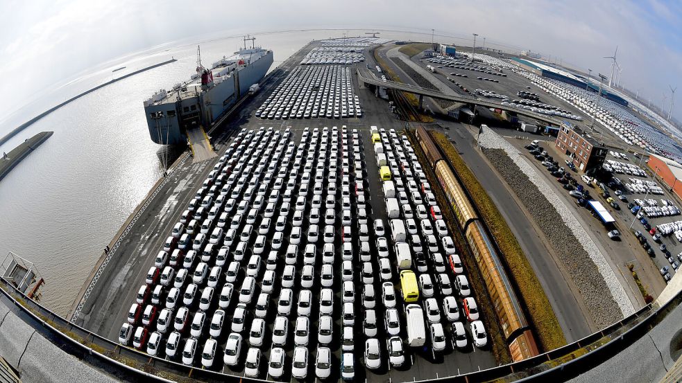 Der Autoumschlag ist ein wichtiges Standbein im Emder Hafen. Foto: Ortgies
