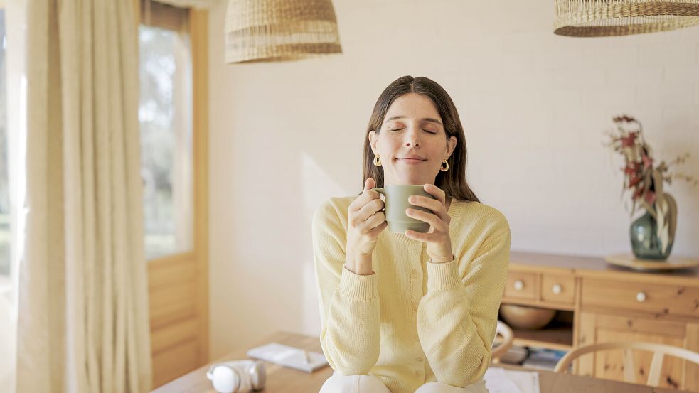 Ein Morgen ohne Kaffee? Für viele Menschen hierzulande undenkbar. Foto: IMAGO/Westend61