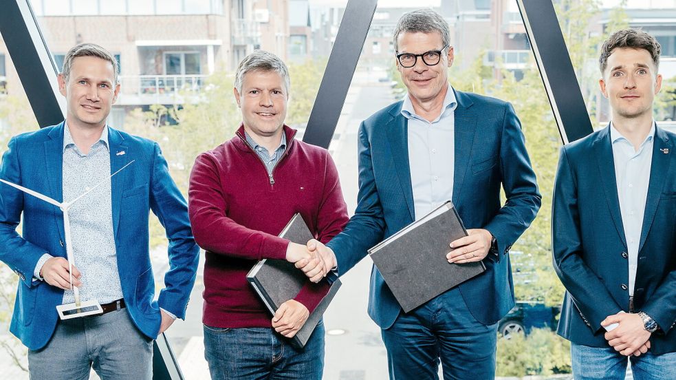 Sie schlossen den Partnerschaftsvertrag (von links): Daniel Müller (Enercity), Benjamin Seifert (Enercon), Ralf Nietiet (Enercity) und Lennard von Dollen (Enercon). Foto: Feuerquell Fotografie