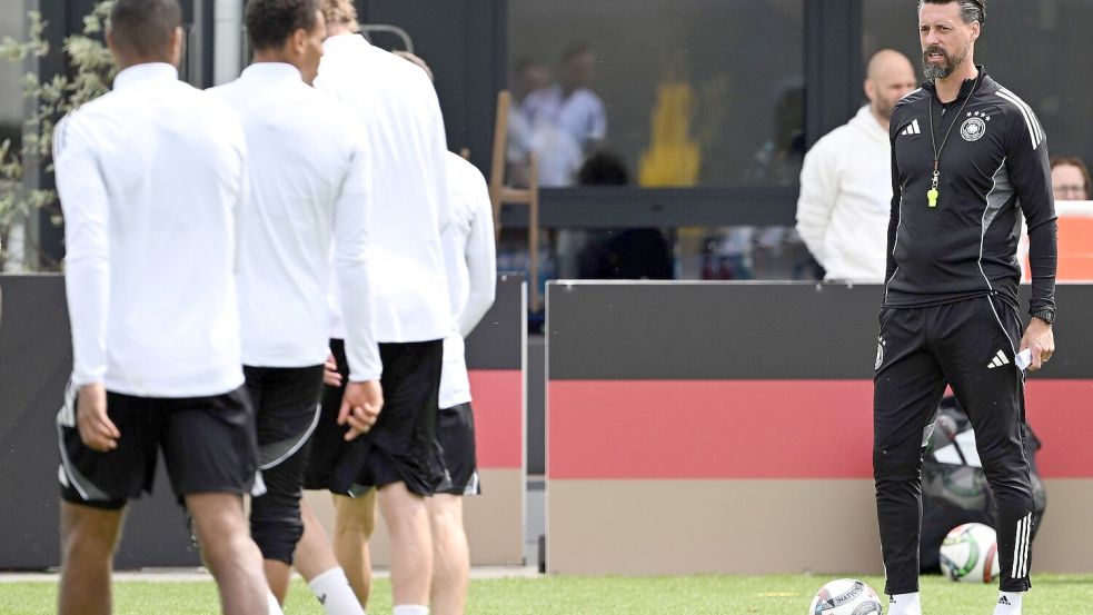 Der Kommandogeber auf dem Trainingsplatz: Sandro Wagner (r) beim Abschlusstraining vor dem Frankreich-Spiel. Foto: Federico Gambarini/dpa