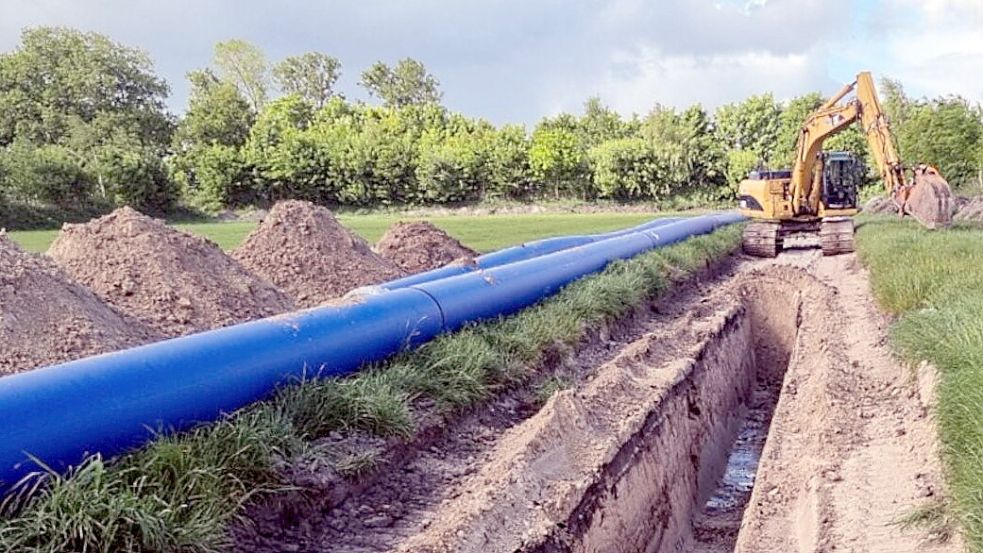 Der Rohrgraben wird ausgehoben. Daneben liegt die neue Trinkwasserleitung schon bereit.Foto: Udo Janssen/Rohrleitungsbau Janssen