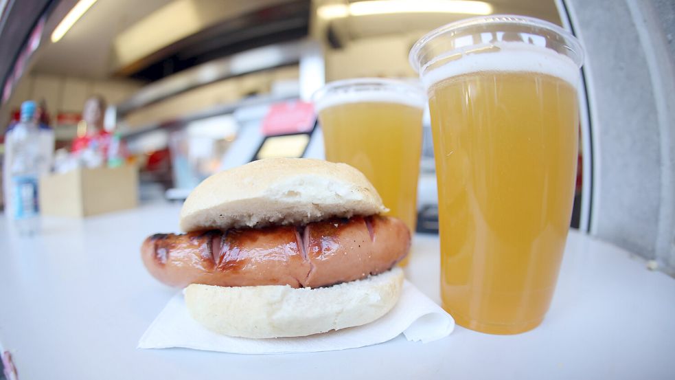 Ob bei großen oder kleinen Veranstaltungen: Fußball, Bier und Bratwurst gehören doch irgendwie zusammen. Foto: Imago/Sportfoto Rudel