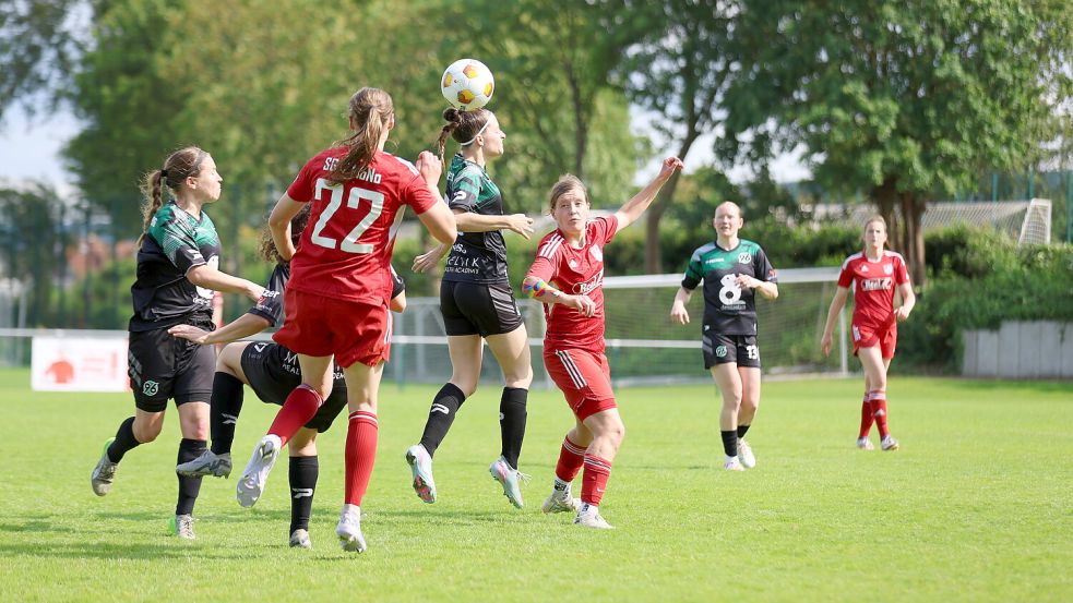 Die Oberliga-Fußballerinnen des SV TiMoNo (rote Trikots) schlugen sich gegen den Regionalligisten Hannover 96 wacker. Foto: NFV/Sebastian Koelman