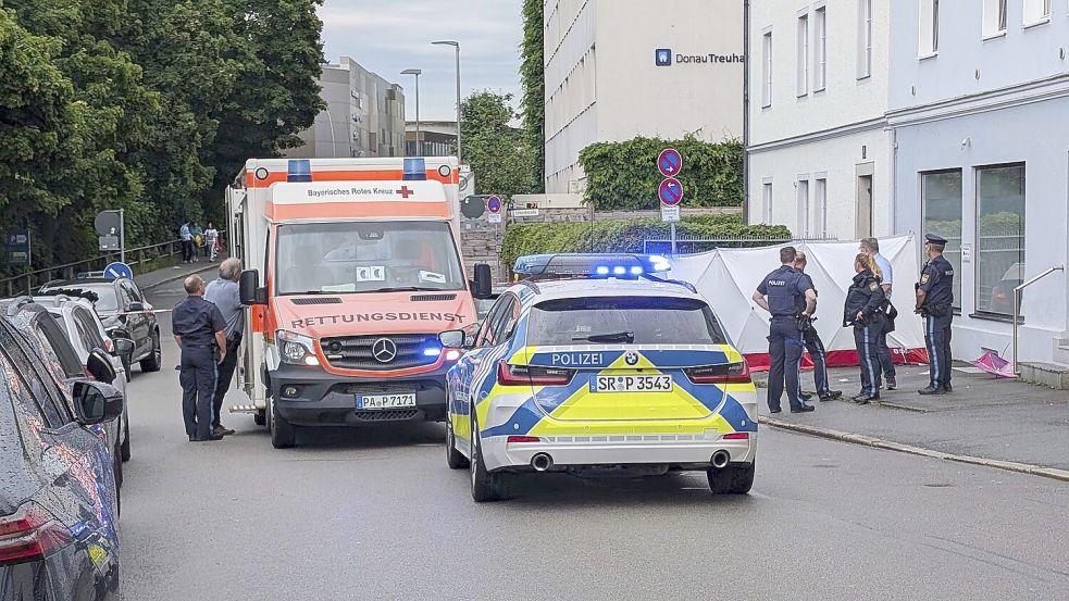 Ein Auto ist in Passau in eine Menschengruppe gefahren. Foto: Markus Zechbauer/Zema Medien/dpa