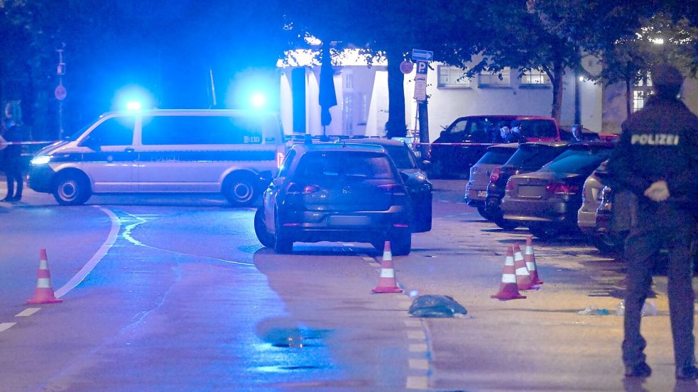 Warum die Frau auf die Menschen eingestochen hat, ist bislang unklar. Foto: Felix Hörhager/dpa
