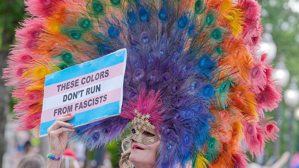 Auf dem Plakat eines Pride-Teilnehmers steht: „Diese Farben verstecken sich nicht vor Faschisten“. Foto: Mark Schiefelbein/AP/dpa