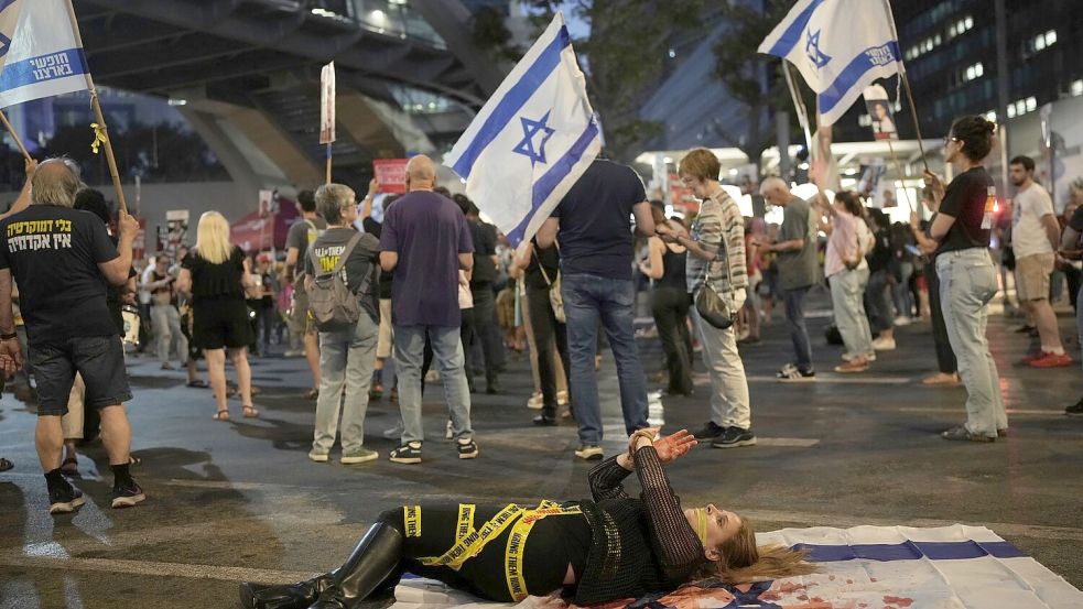 Berichten zufolge gingen Sicherheitskräfte gewaltsam gegen Anti-Kriegsdemonstranten vor. Foto: Ohad Zwigenberg/AP/dpa