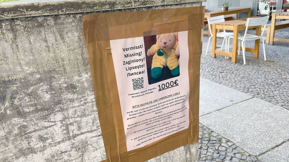 Neben den Plakaten auf Deutsch bittet auch ein eigener Webauftritt auf Englisch, Polnisch, Rumänisch und Bulgarisch um Hinweise zu dem gestohlenen Plüschtier. Foto: Christof Bock/dpa