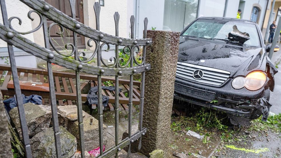 Der Mann steuerte den Wagen wohl bewusst in die Menschengruppe. Foto: Armin Weigel/dpa