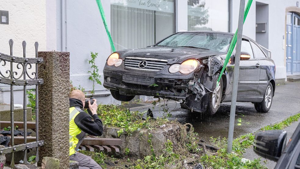 Am frühen Abend wurde der Unfallwagen mit einem Kran abtransportiert. Foto: Armin Weigel/dpa