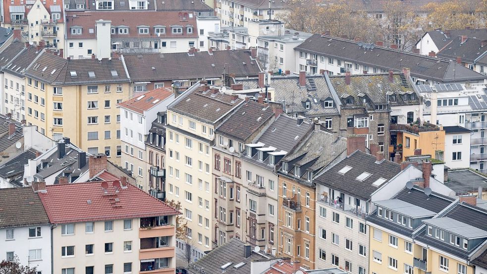 Für viele Menschen ist die monatliche Miete eine Last (Symbolbild) Foto: Boris Roessler/dpa