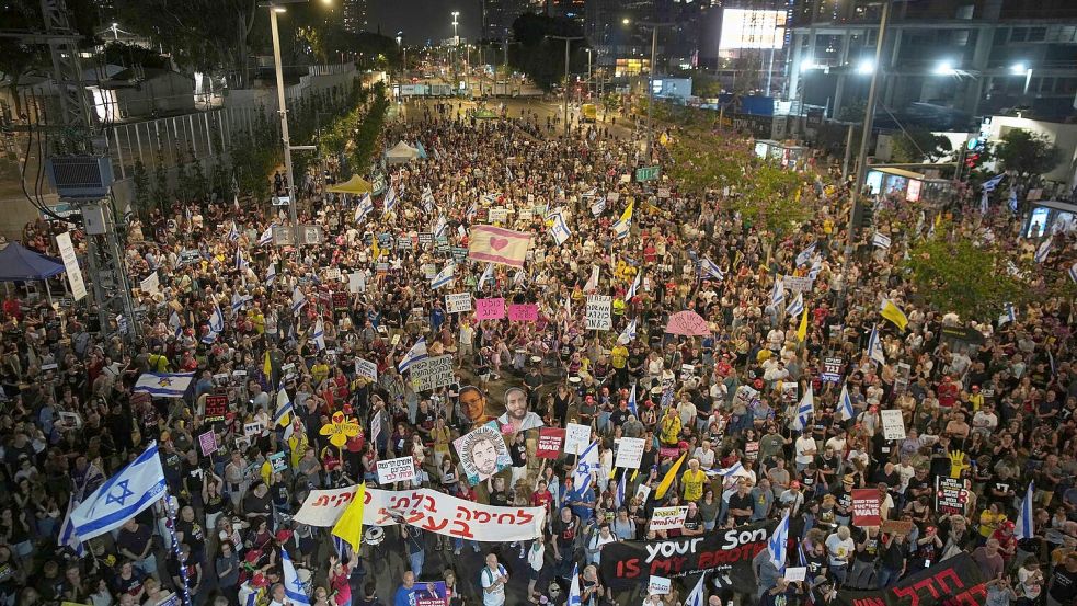 In Israel gehen erneut Menschen gegen die Regierung auf die Straße. Foto: Ohad Zwigenberg/AP/dpa