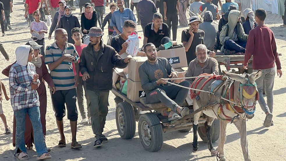 Die Menschen im Süden Gazas sollen heute wieder Lebensmittelpakete bekommen können. (Archivbild) Foto: Abdullah Abu Al-Khair/APA Images via ZUMA Press Wire/dpa