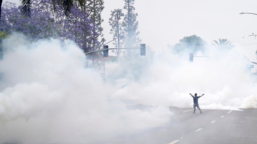 Die Sicherheitskräfte setzten unter anderem Tränengas ein, um Demonstranten zurückzudrängen. Foto: Eric Thayer/AP/dpa